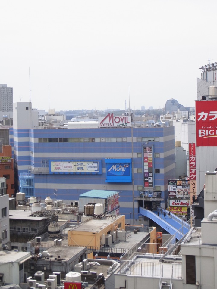 川の向こう側にあります。