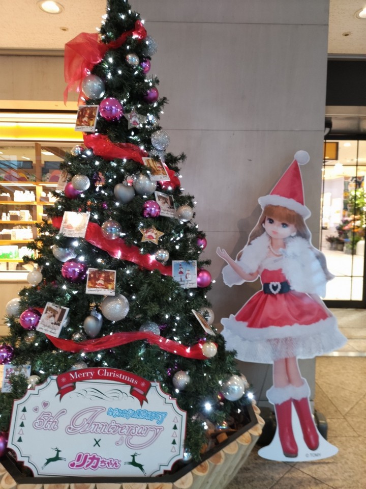 サンタドレスのリカちゃんがお出迎 