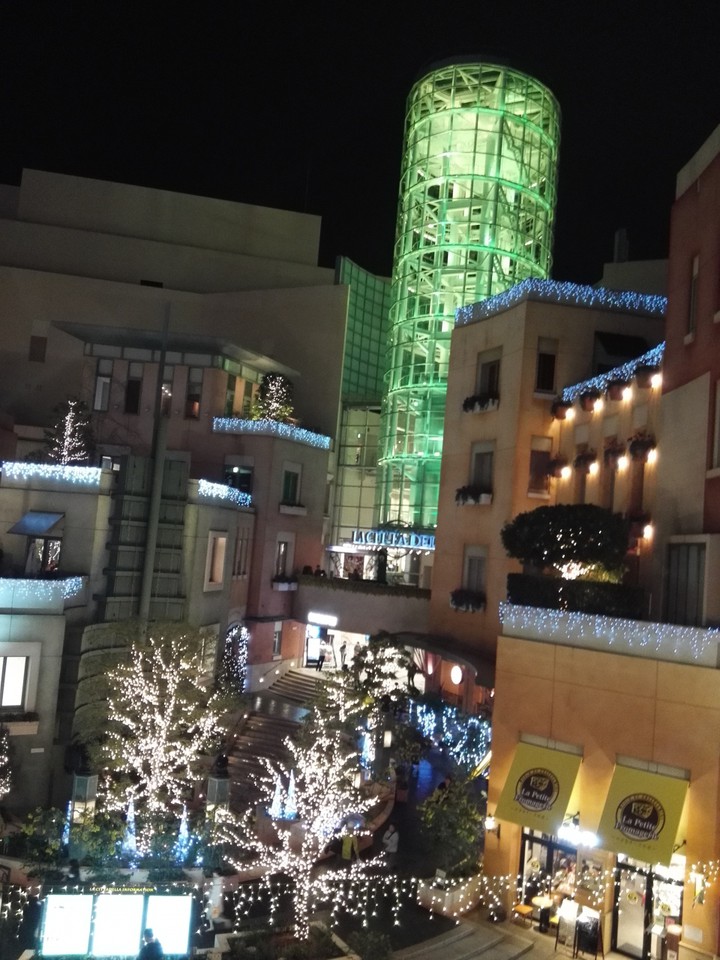 灯りの美しいチネチッタの外観