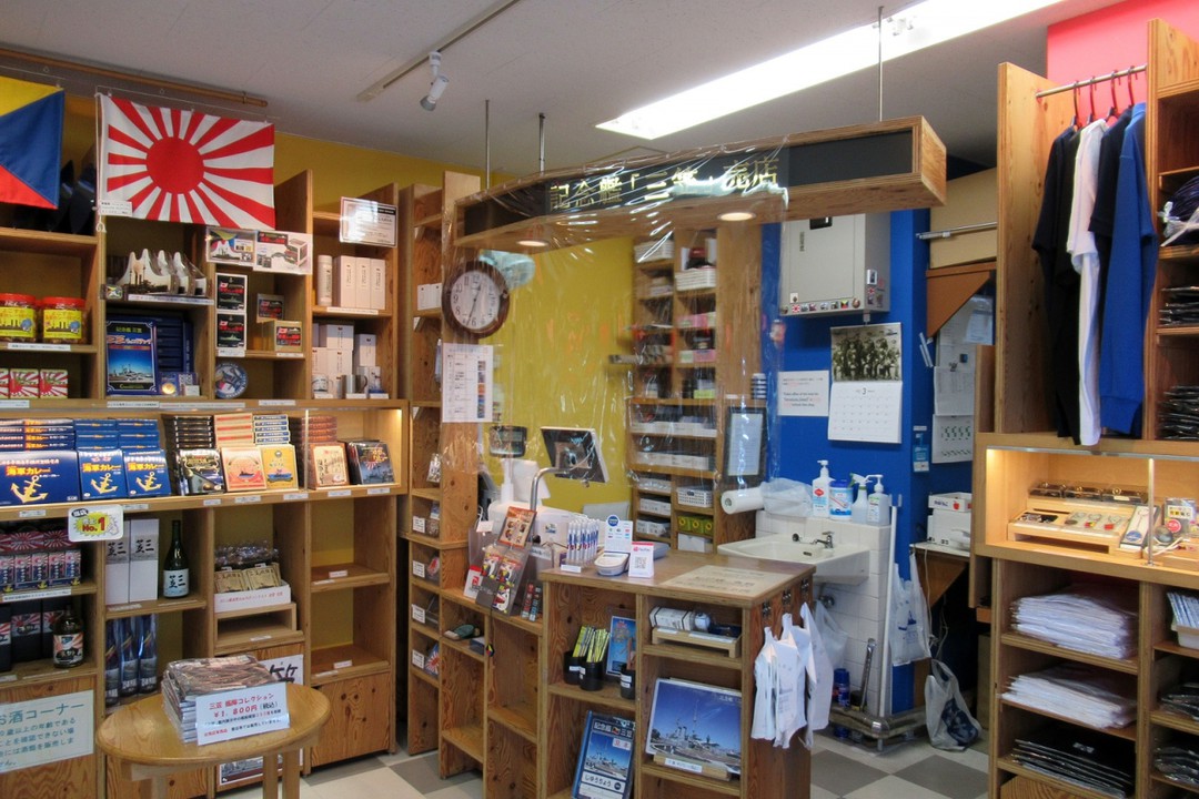 決して広くはない店内には商品てんこ盛り