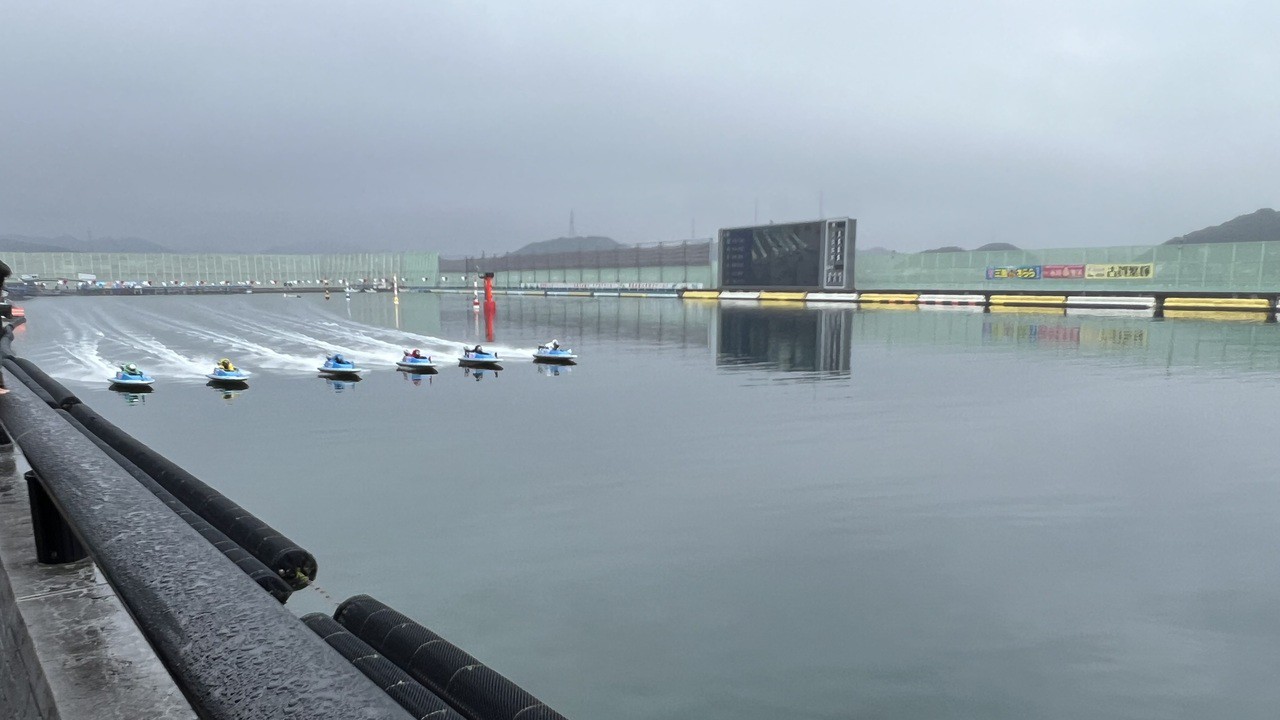 出走後、並んで進むボートはカッコよかったです。