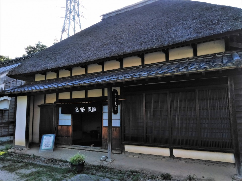 茅葺き屋根の民家が残されています