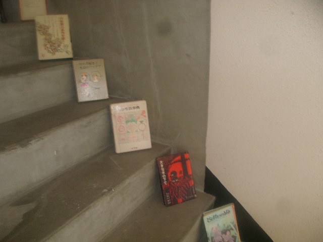 階段通路上にお勧めの書籍などが並んでいました