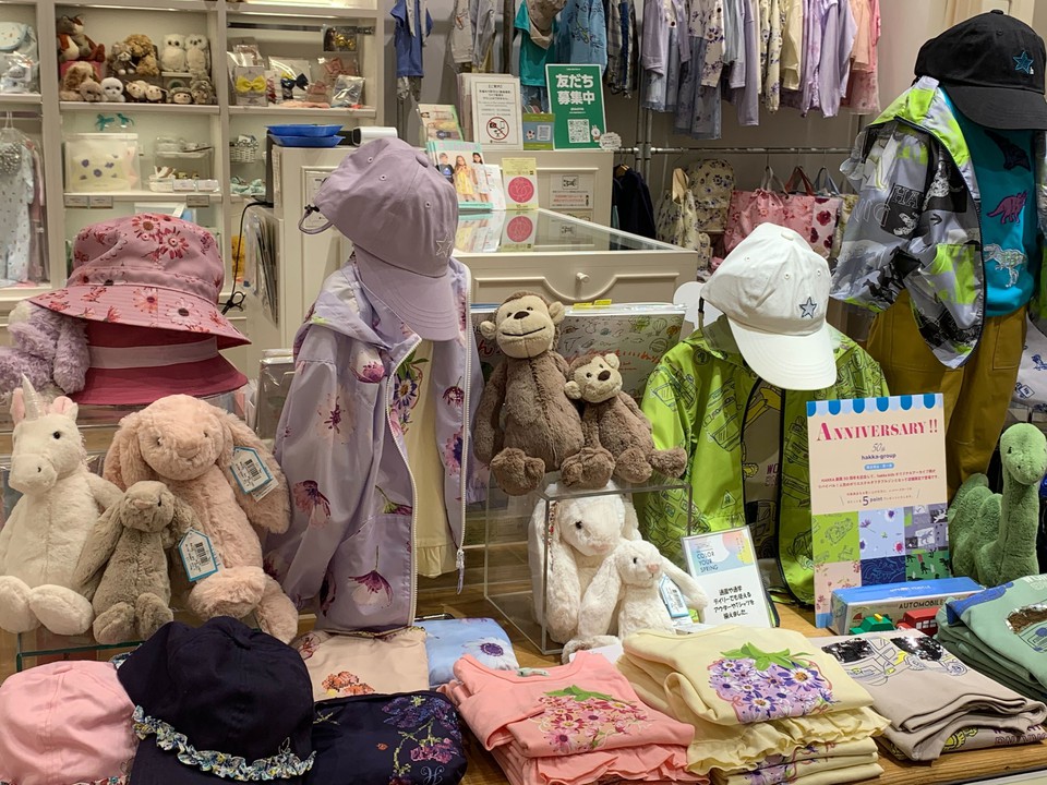 hakka kidsの子供服とぬいぐるみやアクセサリーが並べられた店内