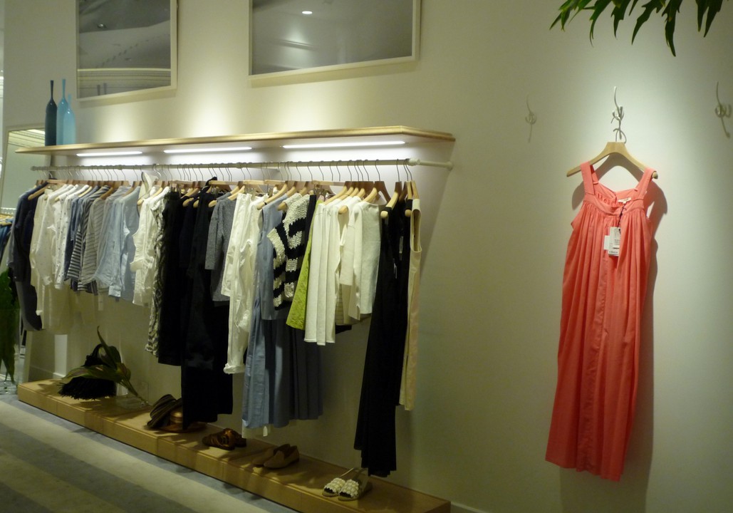 肩の凝らない服が揃う