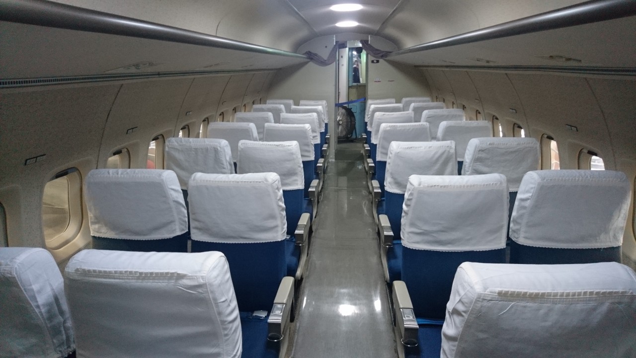 YS-１１機内