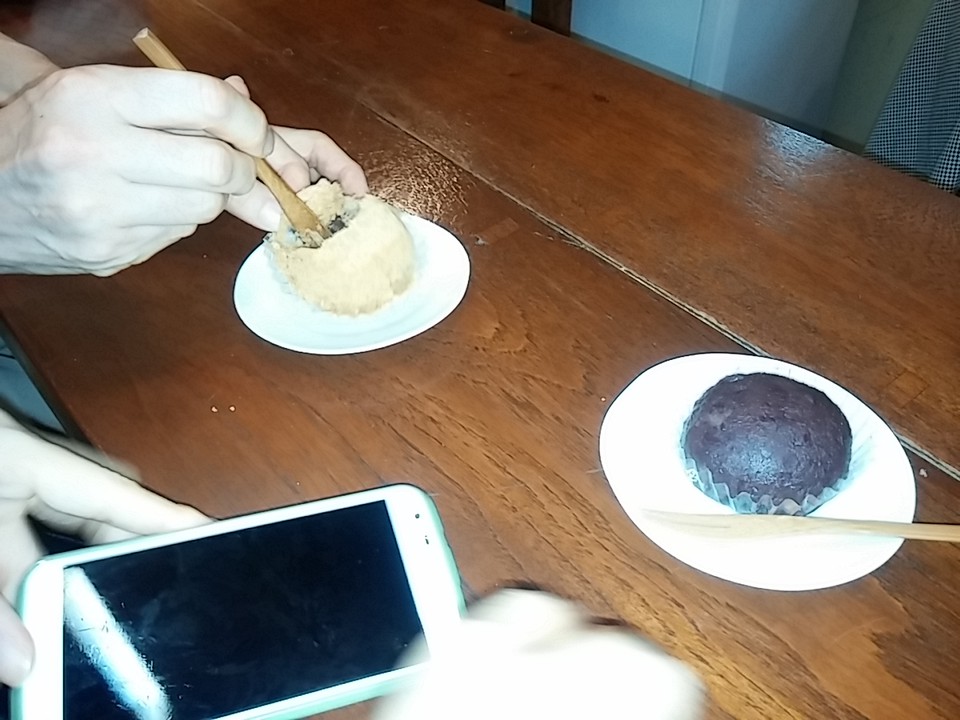 おはぎ３種類中２種類食べ比べてます
