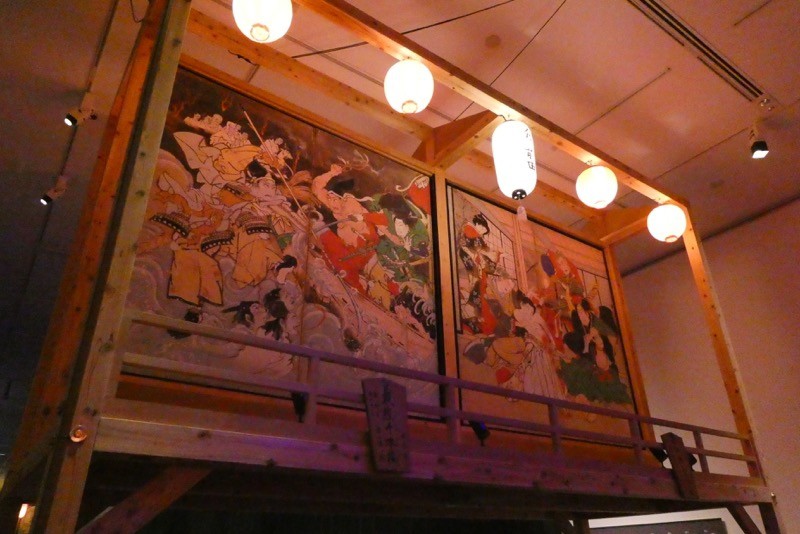 お祭り感を醸し出す展示手法。