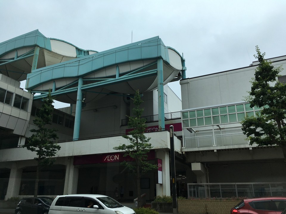 この建物の一番奥に遊園地あります