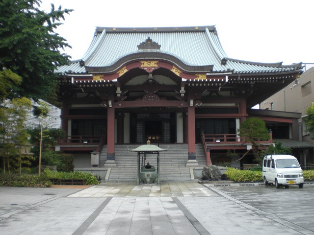 東光寺の本堂です。広い境内の北側に本堂があり、端正な造りです