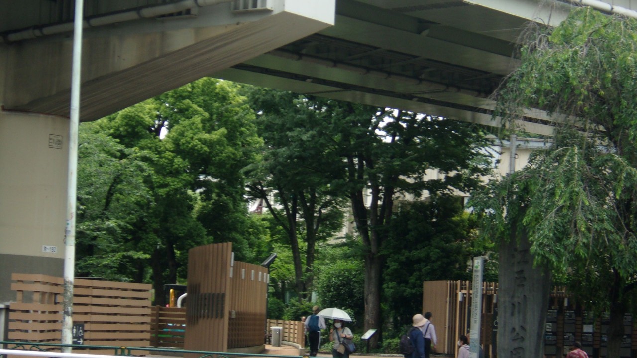 入口は、高速道路の桁下で、何とも風情に欠ける緑地だが中は。