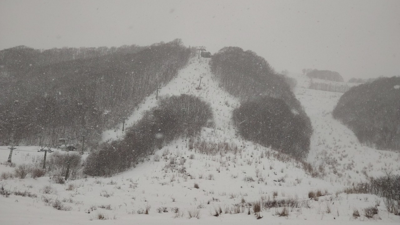 途中には傾いたリフト柱が・・・