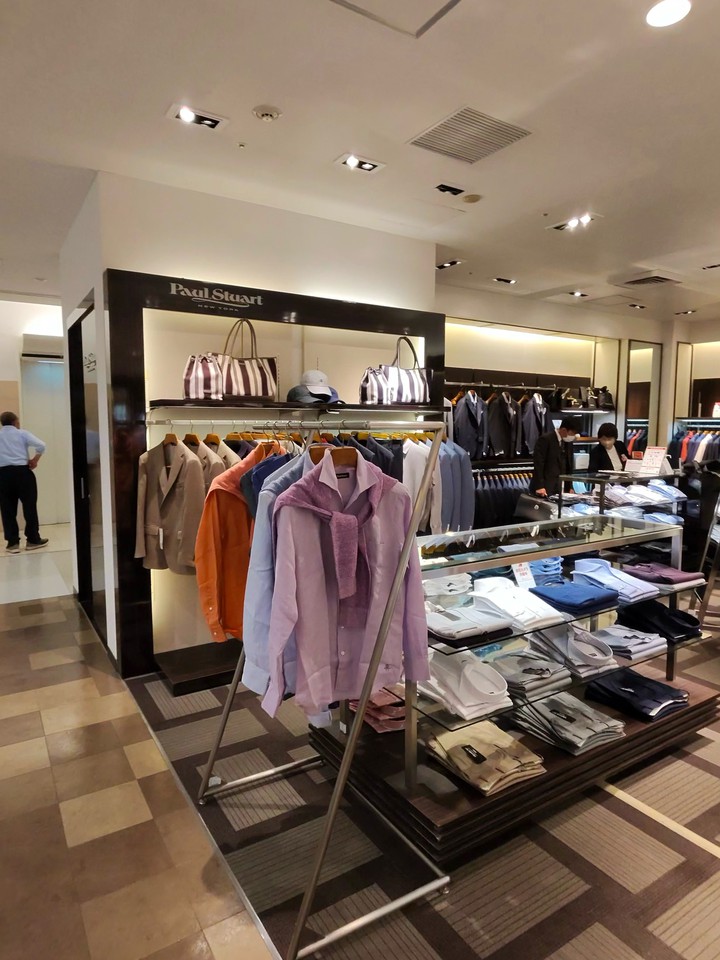 Paul Stuart のファッショナブルなショップの内観、色とりどりのシャツが陳列