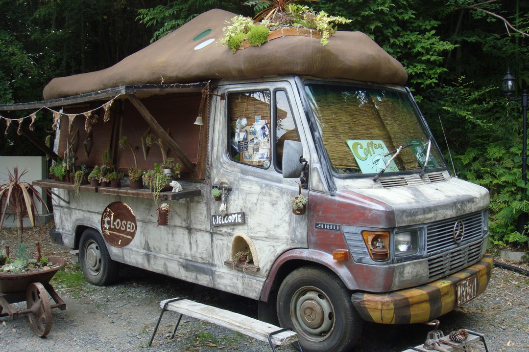 メルヘンの世界から出てきた車