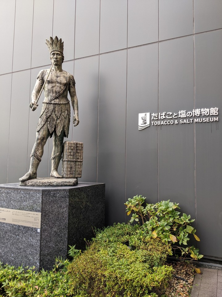 入口の立派な、銅像
