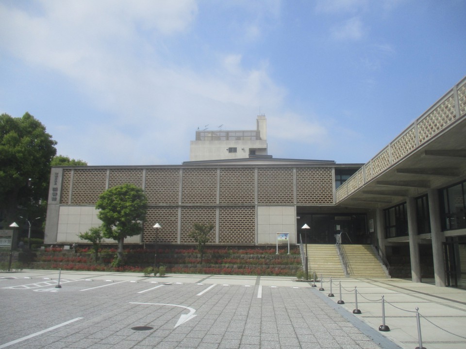 神奈川県立図書館 (紅葉ヶ丘)