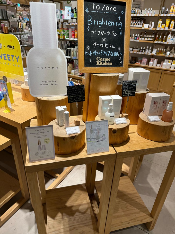 明るい木目調のディスプレイに展示された美容液