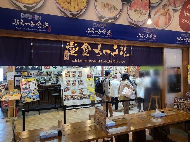 狭い通路を挟んでお店が並んでいます