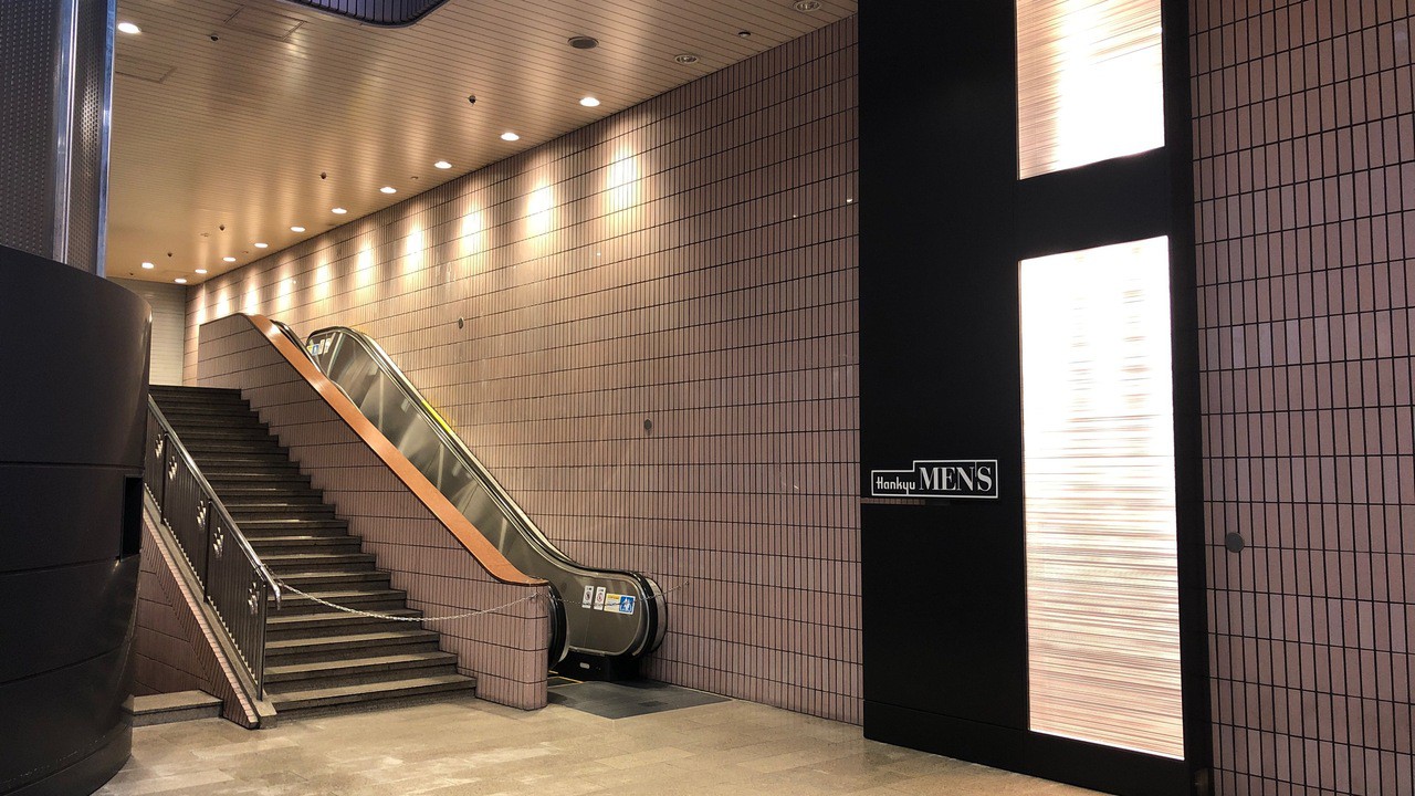 阪急メンズ大阪店の入口画像。