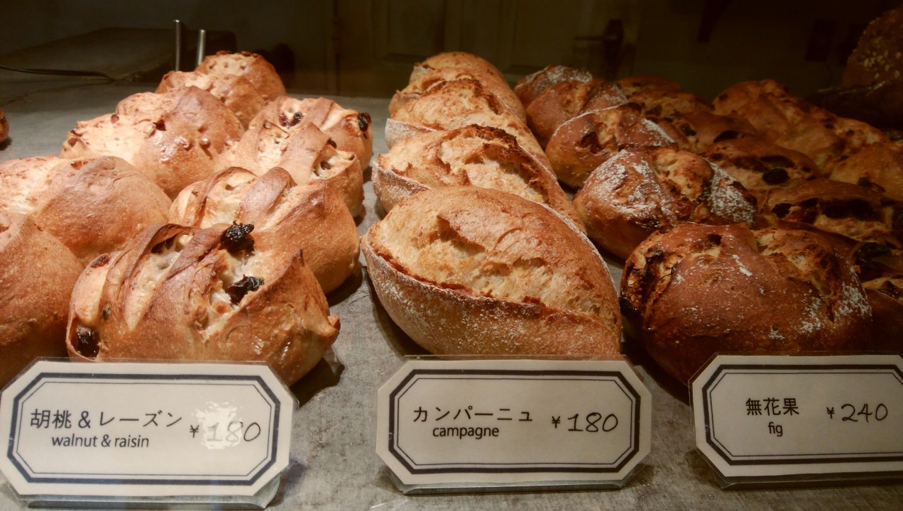 おいしそうなパンがずらっと並んでいます