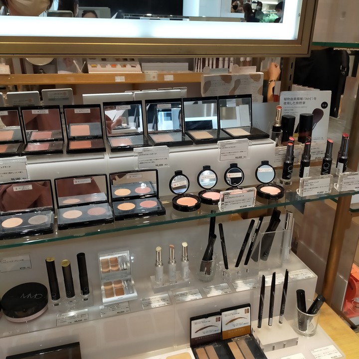 コスメキッチンルミネ有楽町の内観画像。