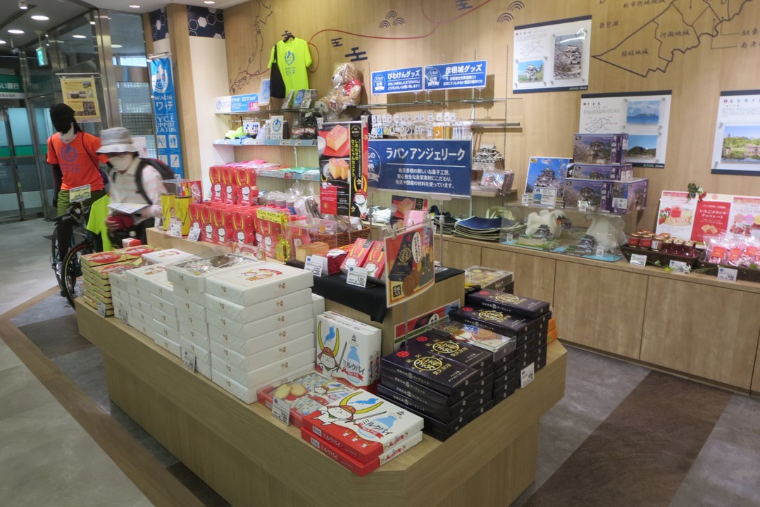 地元名産品が並ぶお土産販売コーナー