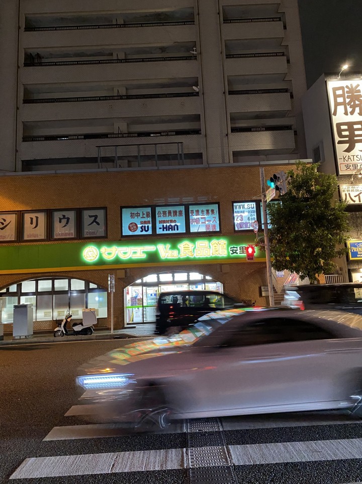 国際通りのちょうど奥です