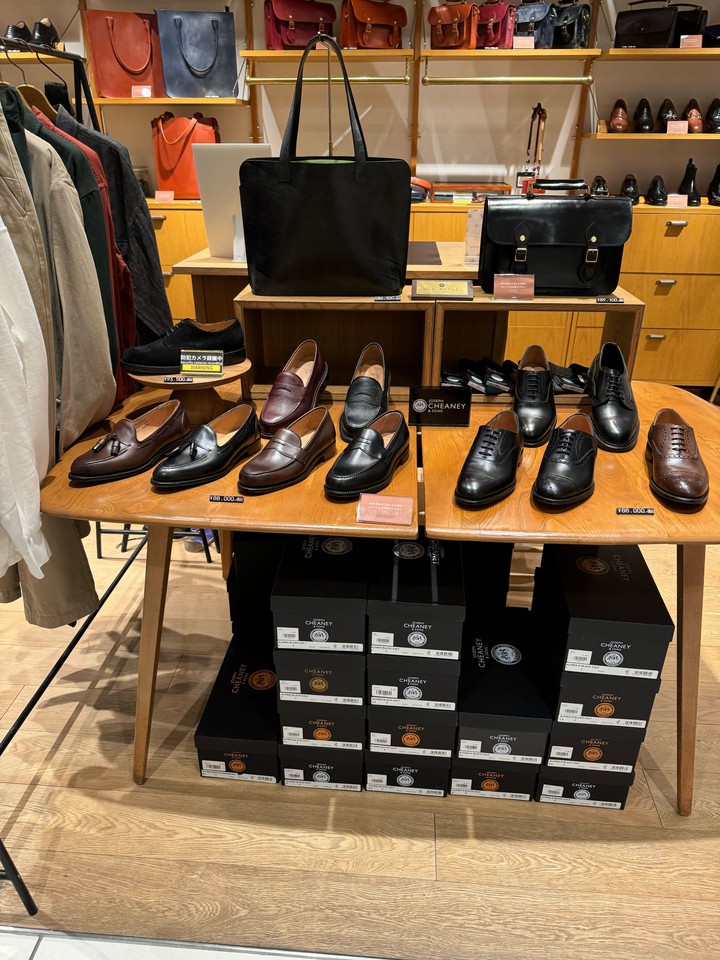 レザーバッグと靴がディスプレイされているブリティッシュメイドの店内。