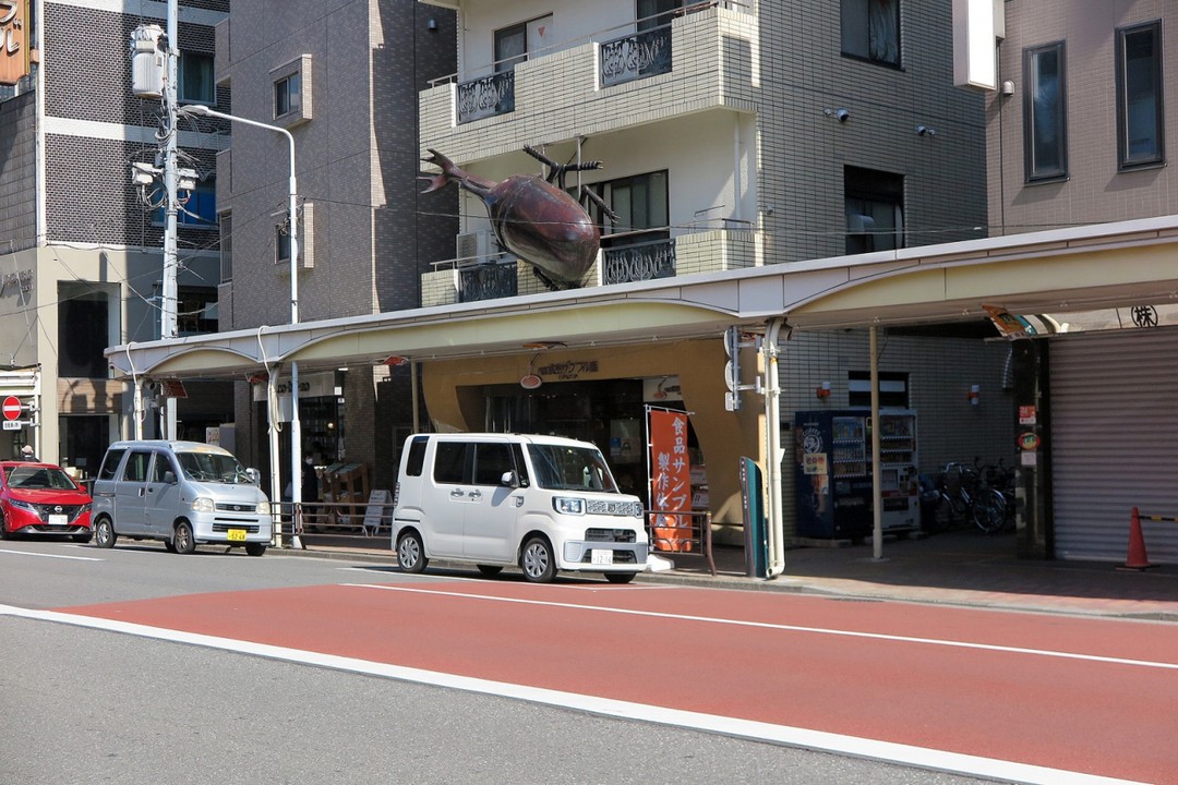 「かっぱ橋道具街」に巨大なカブトムシ
