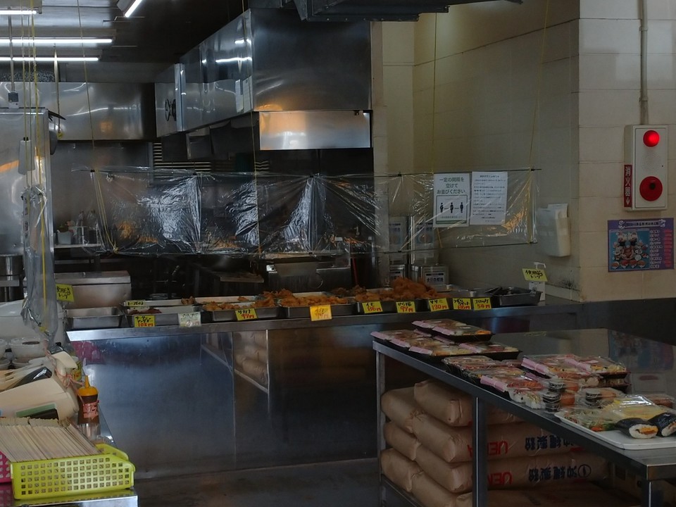 店内、セルフで好きなてんぷらを選び、お会計です。