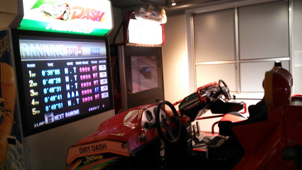 実車のような大画面・座席で遊ぶ貴重な大型ゲーム機が新たに稼動
