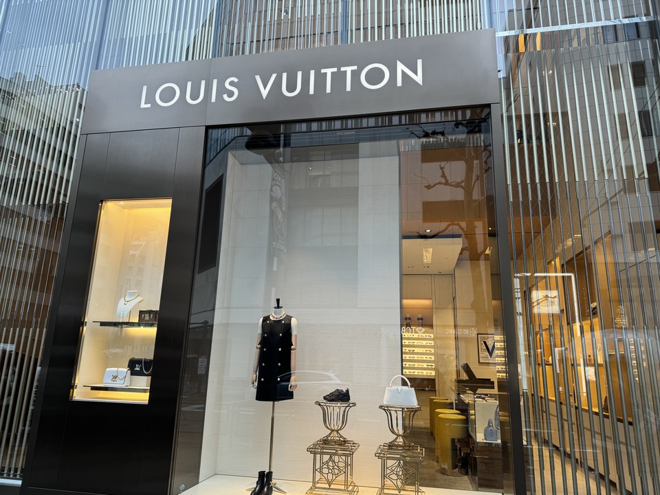 LOUIS VUITTONの店舗の入口