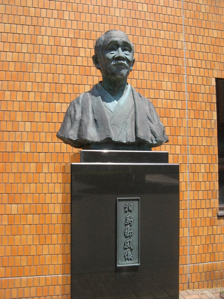 市民図書館前にある相馬御風胸像 