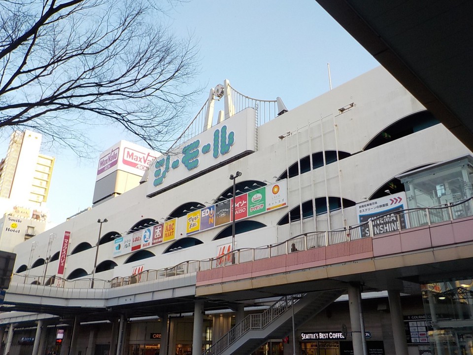 下関駅付近から見た下関シーモール外観