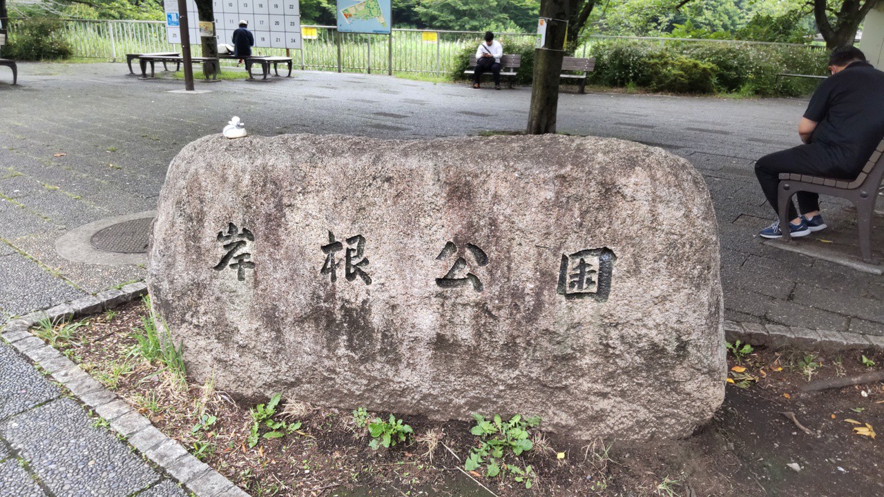 ベンチで憩う男性、ばかり