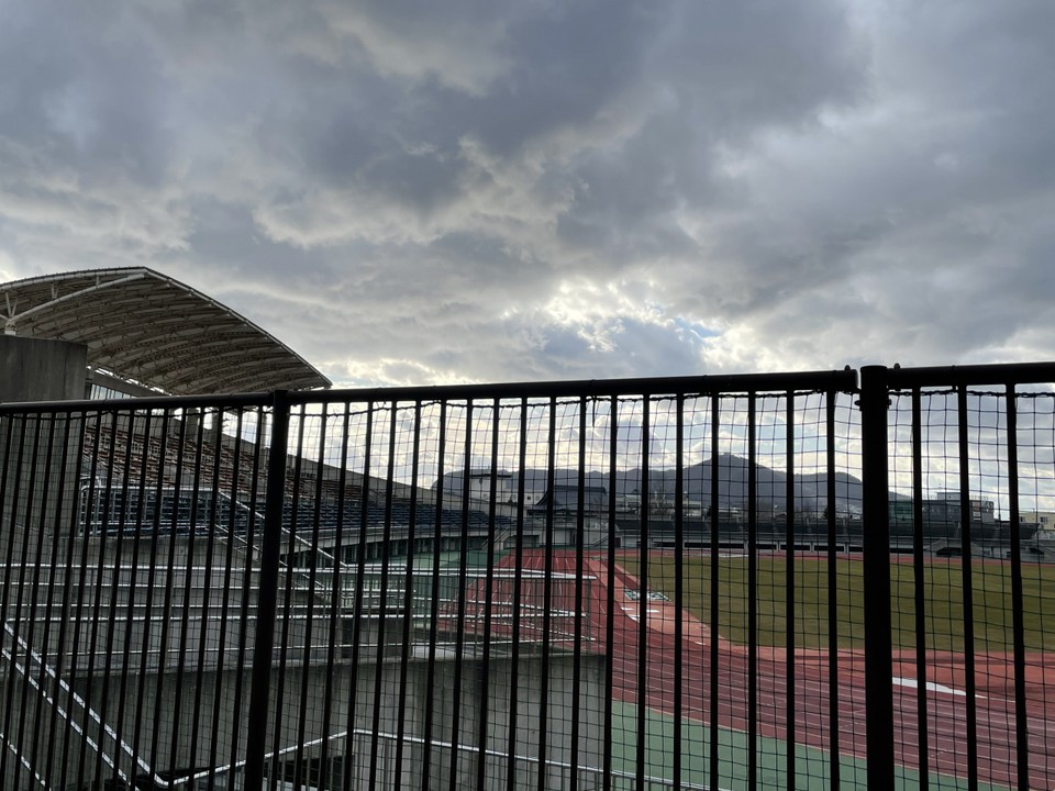 競技場の奥に函館山！