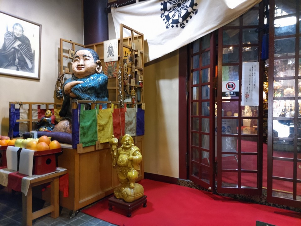 仙台では人気の福の神・仙台四郎の人形。