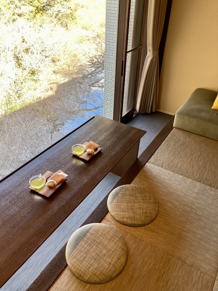 ホテルルームにて自分で饅頭ティータイムを演出