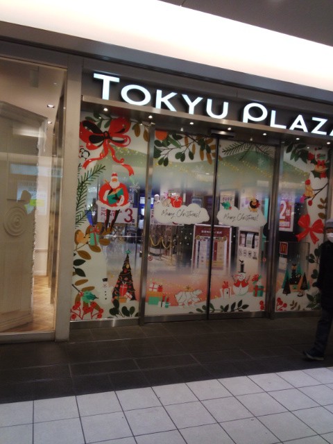 入口がクリスマスっぽいデザインに飾られて楽しげでした