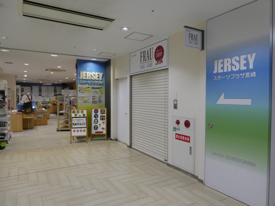キテンというビルの１階で、駅から屋根あり通路でつながってます