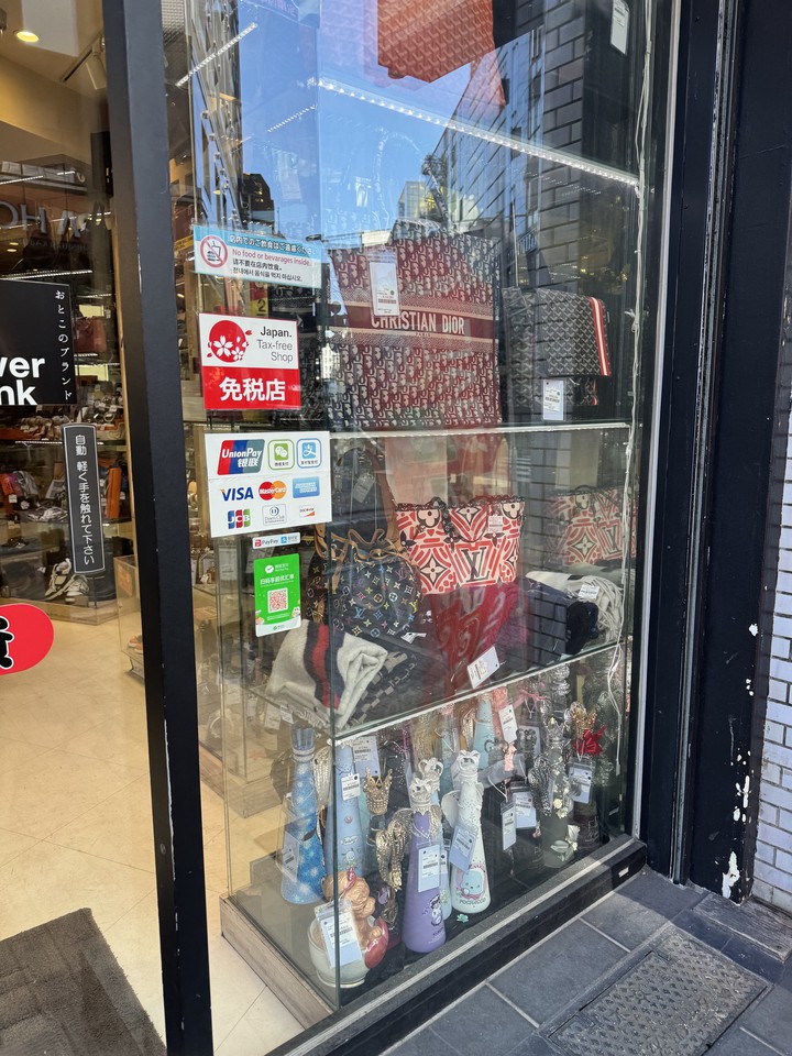 歌舞伎屋の店舗の入口