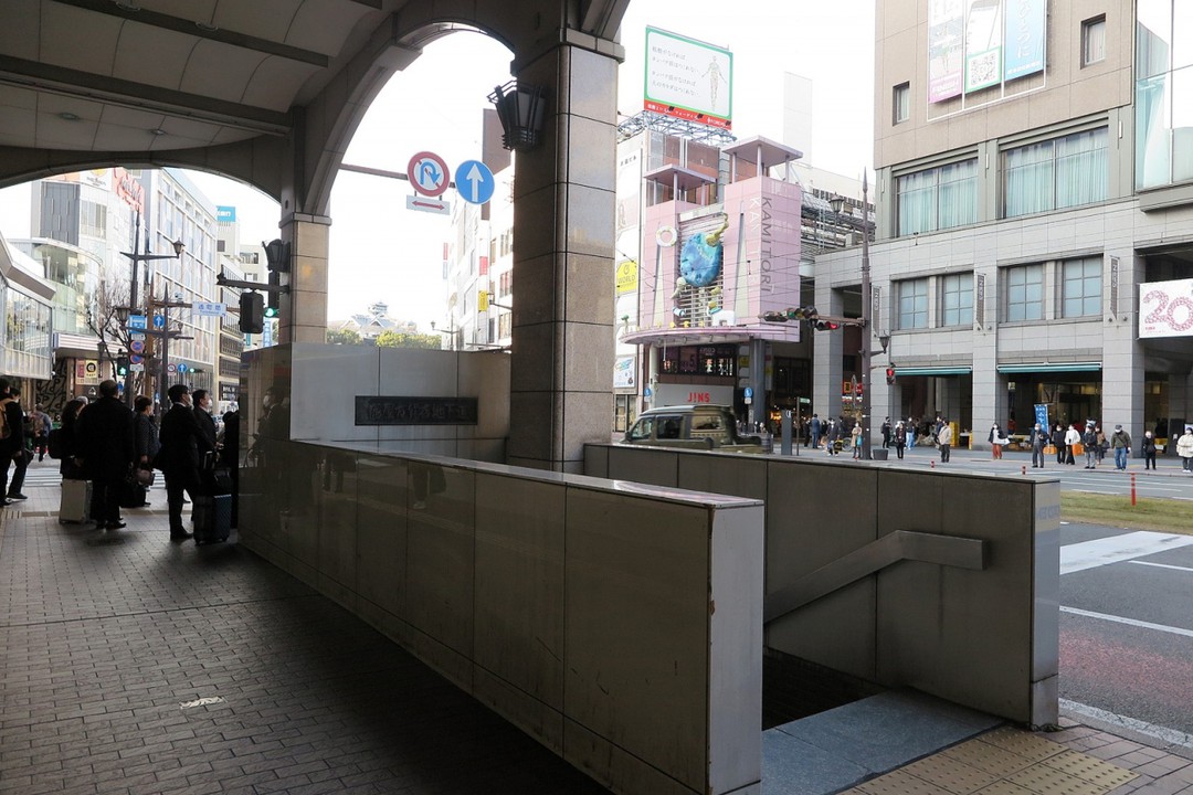 「鶴屋百貨店地下道」、向かいは「New-s Tsuruya」