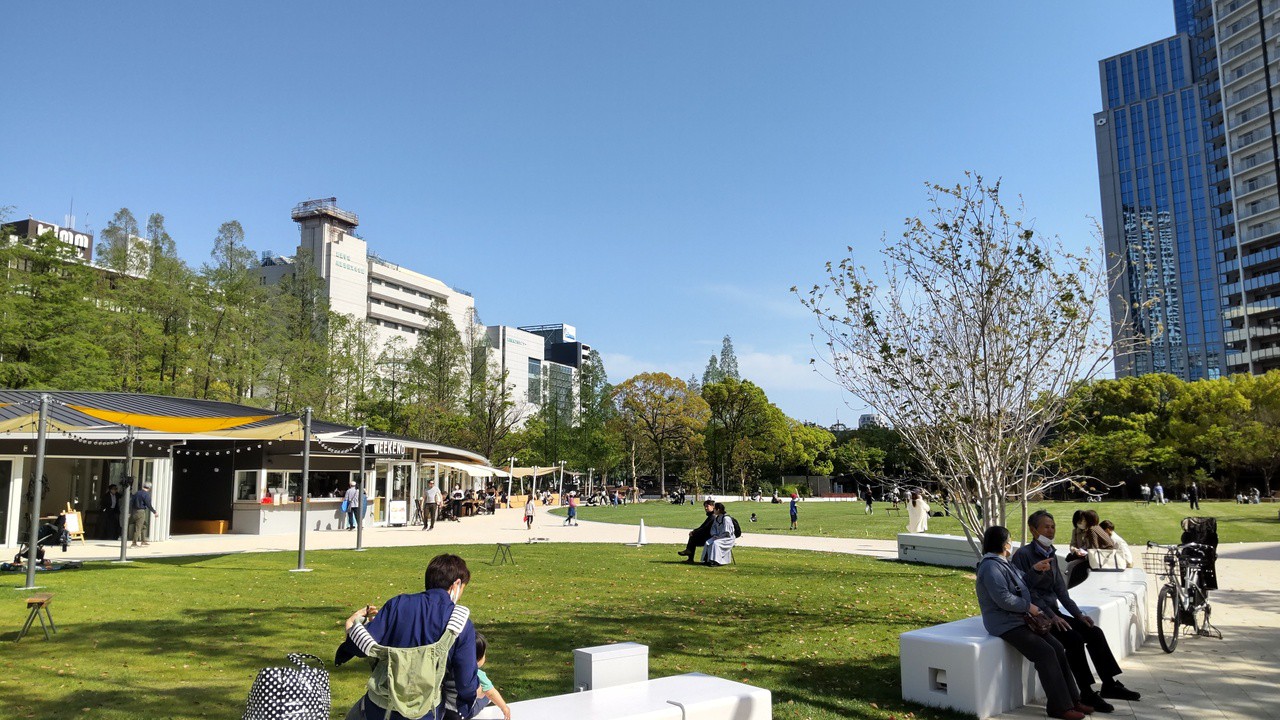 芝生広場を中心にのんびり過ごせます