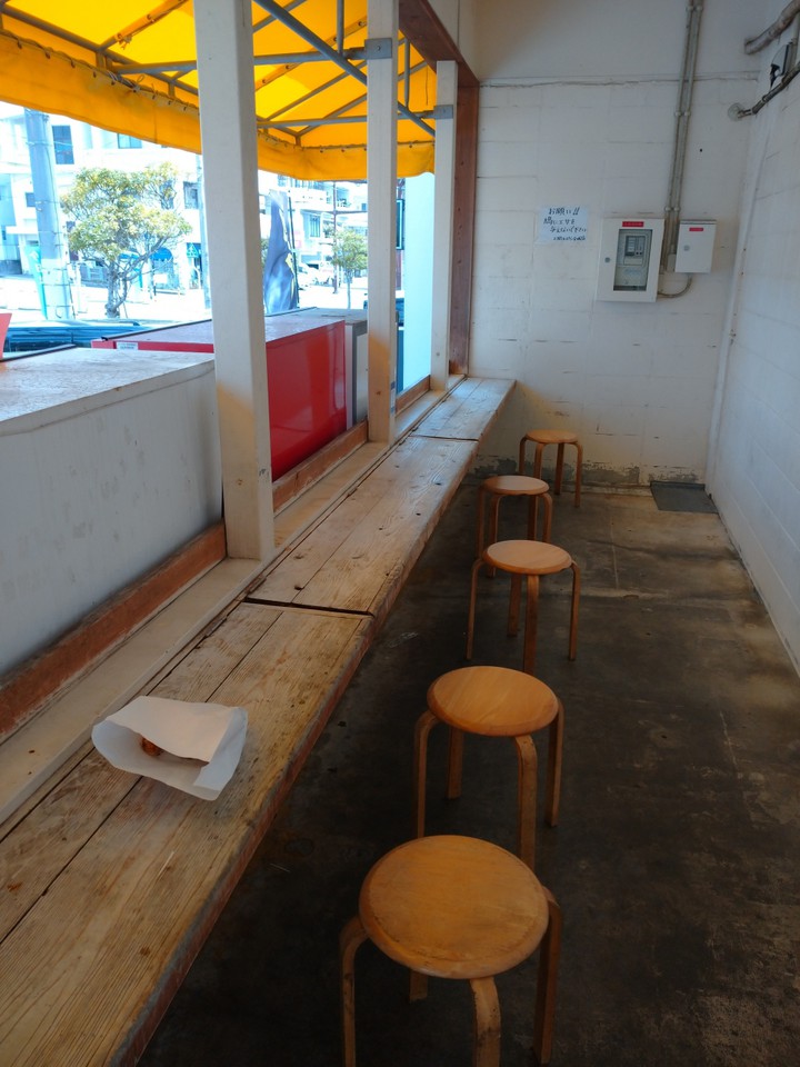 軒先のイートスペース、正面の飲料自販機裏です。