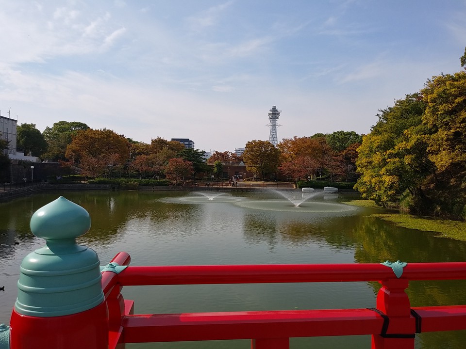 和気橋から河底池（かわぞこいけ）、通天閣を眺む。