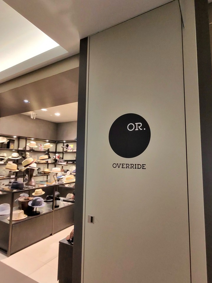 帽子専門店OVERRIDEのエントランス、シンプルなロゴと内観