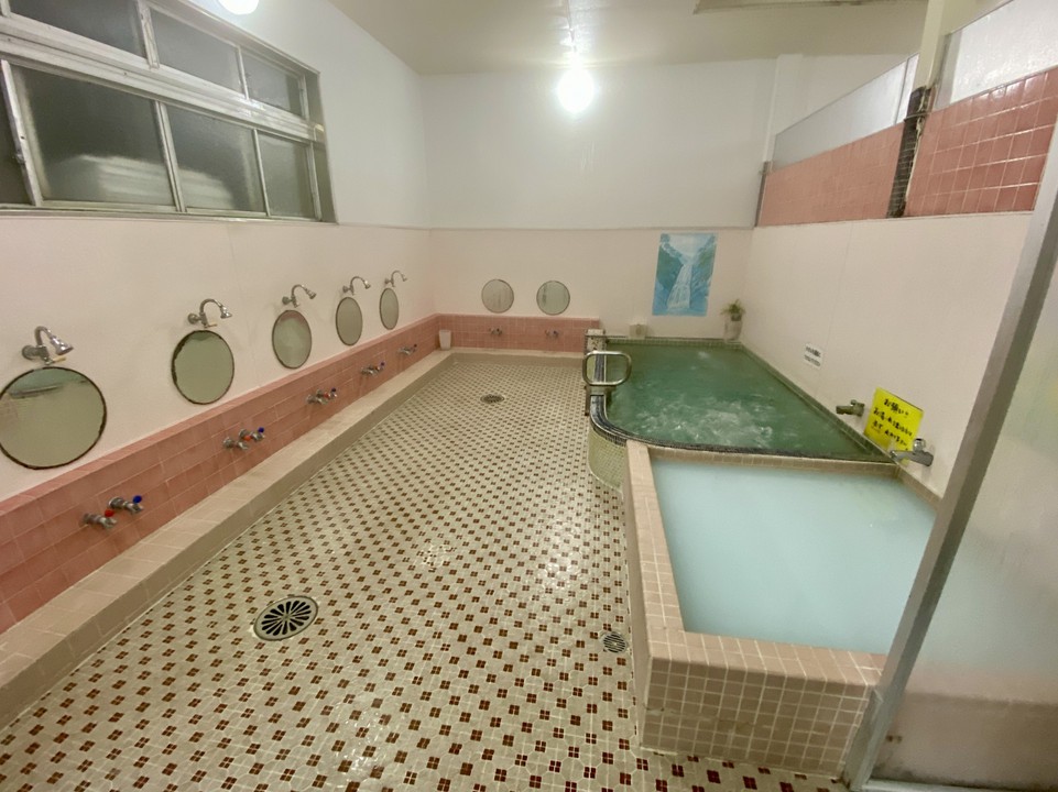 タイル貼りの昭和レトロな銭湯です。