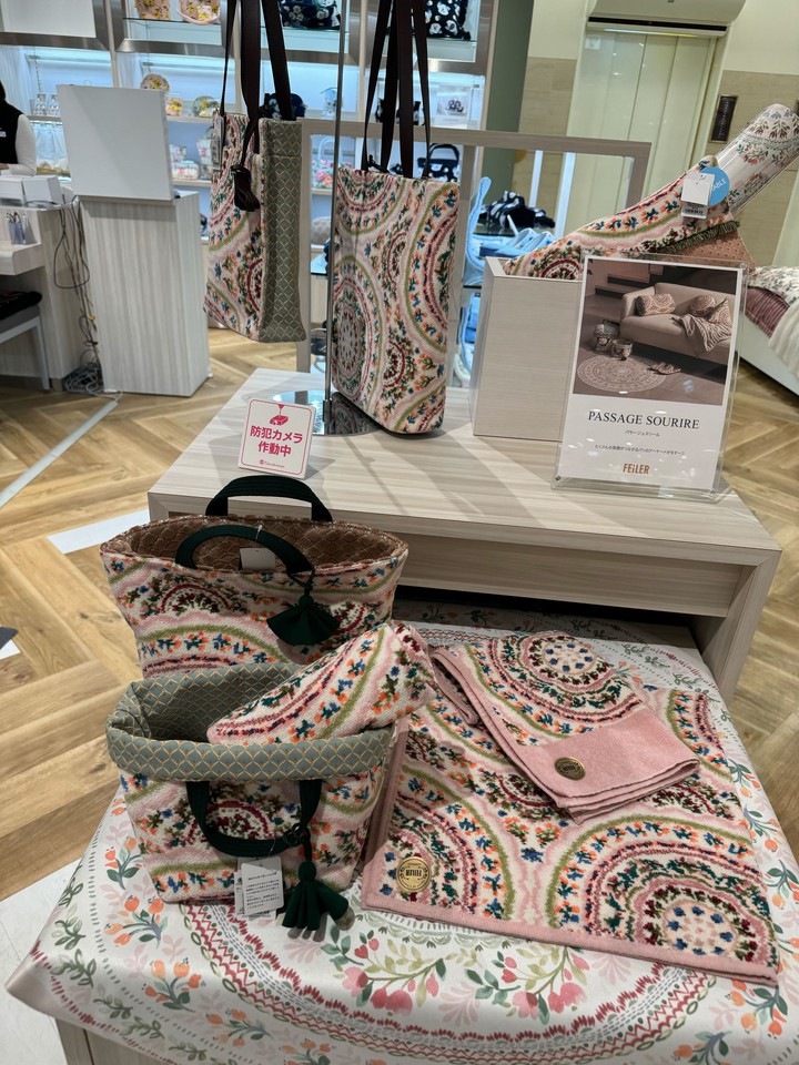 フェイラーのバッグやブランケットが見やすく展示されています。