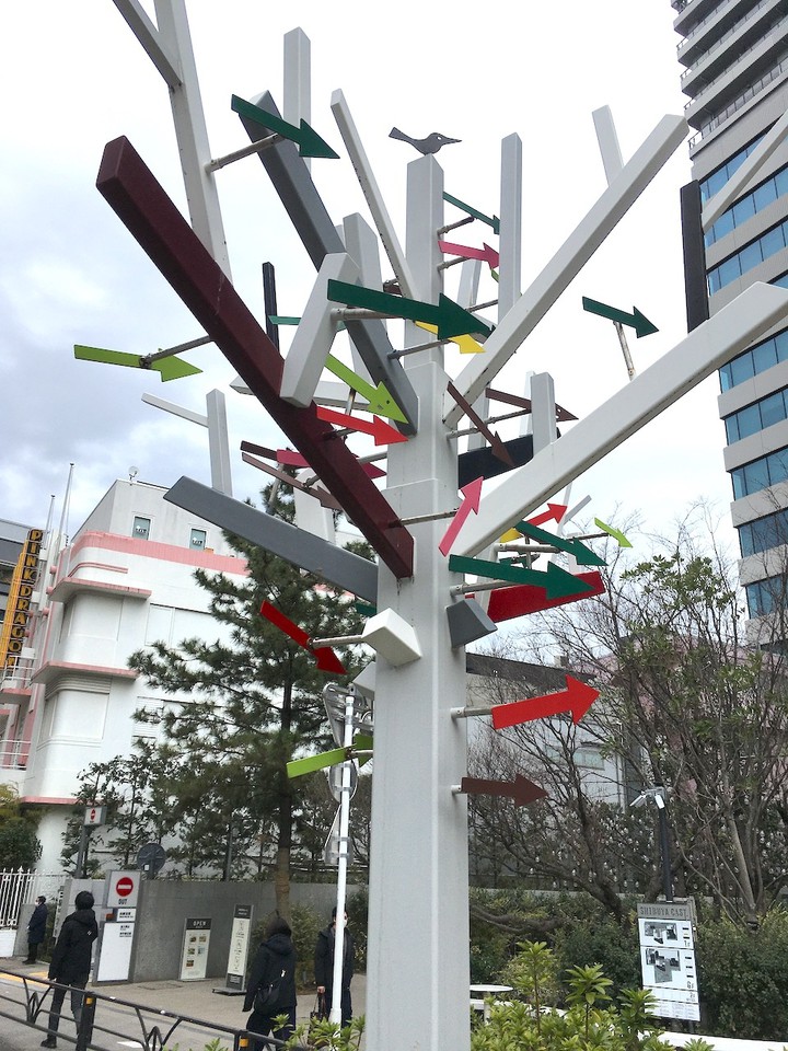矢印のモニュメント