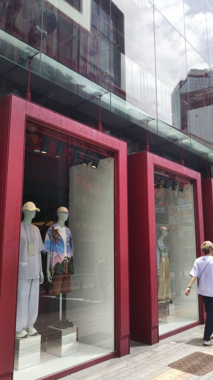 赤が目を引きます。